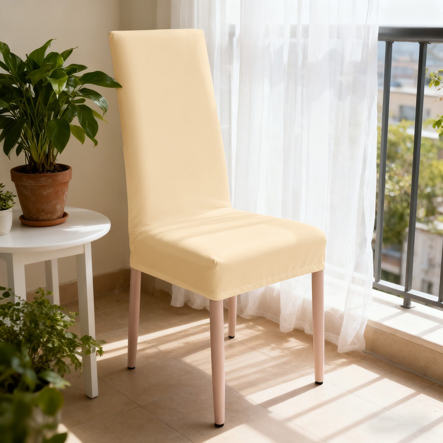 Silla con funda beige junto a una ventana