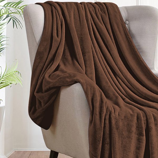 Sillón con una cobija de franela café