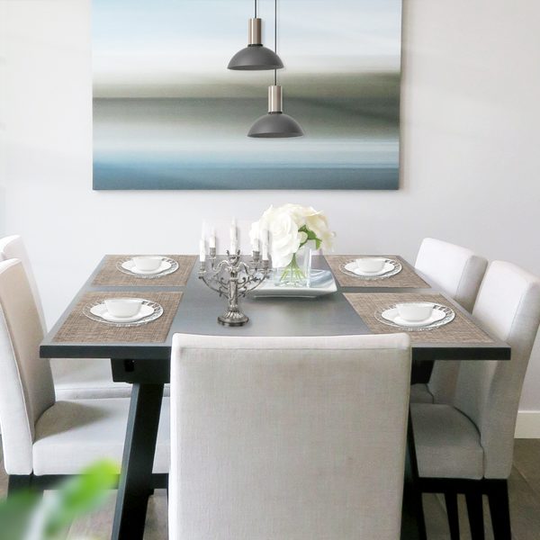 Mesa de comedor con manteles individuales tejidos beige oscuro