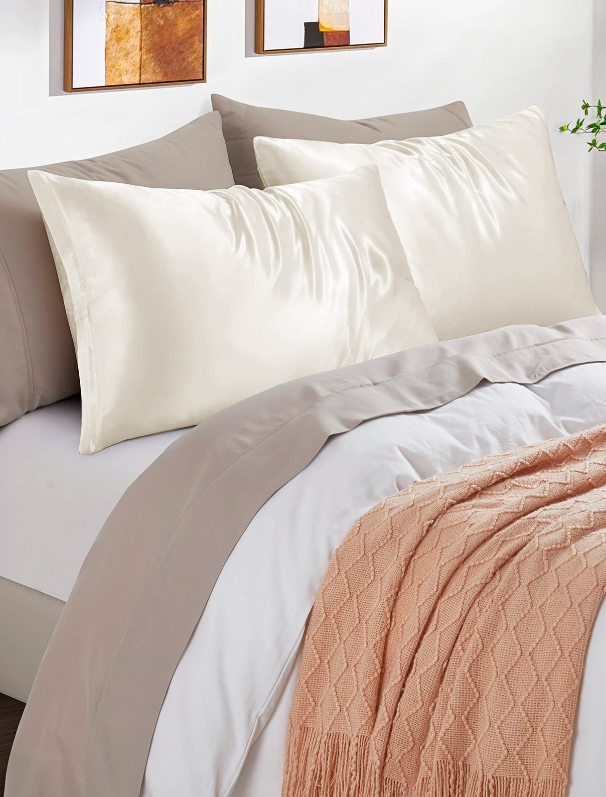 Cama con fundas de almohada de satén beige